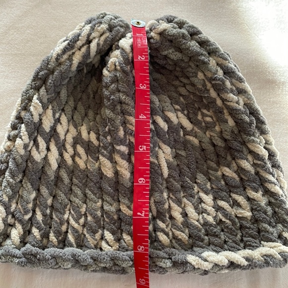 NWT - Hand-knitted hat - Picture 6 of 7